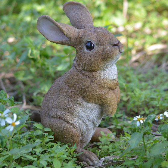 Statue de lapin debout