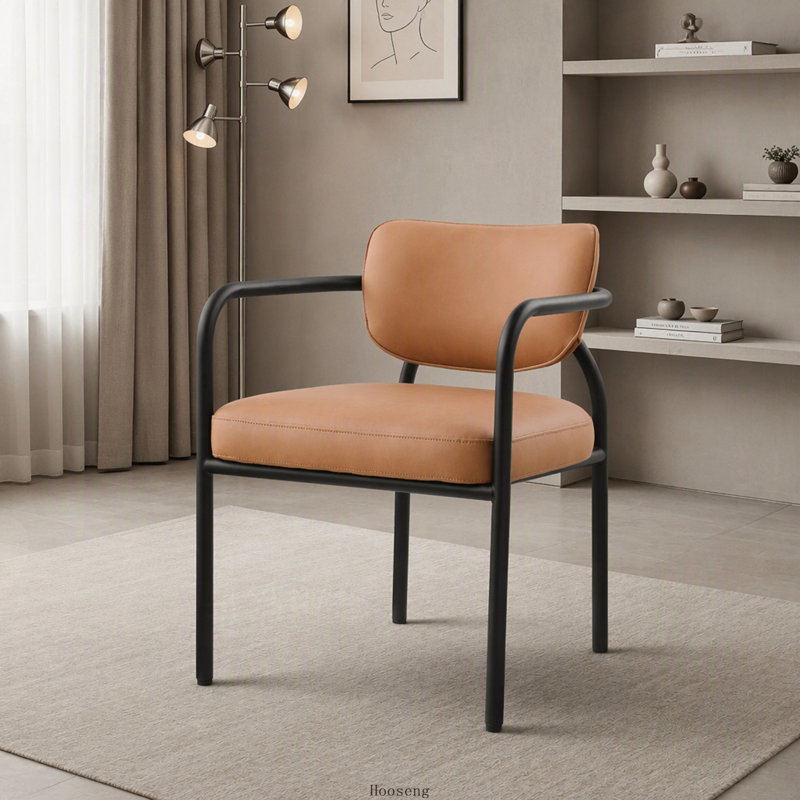 Ensemble de 2 chaises de salle à manger modernes avec assise et dossier rembourrés, structure et accoudoirs en fer noir, cognac