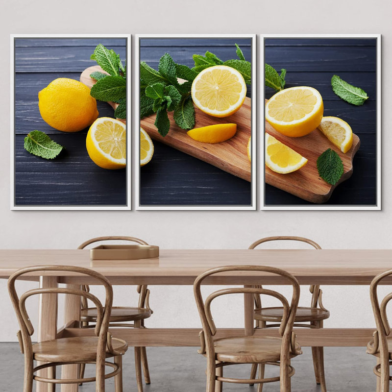 Citron et feuilles de menthe servies sur une planche de cuisine en bois sur une table rustique noire, décoration murale moderne
