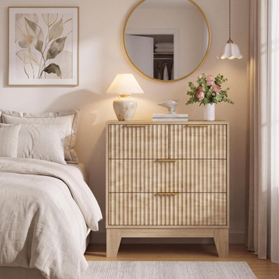 Commode à 4 tiroirs pour chambre, commode en bois cannelé de 61 cm de large avec poignées en métal, meuble de rangement moderne pour vêtements, entrée ou salon.