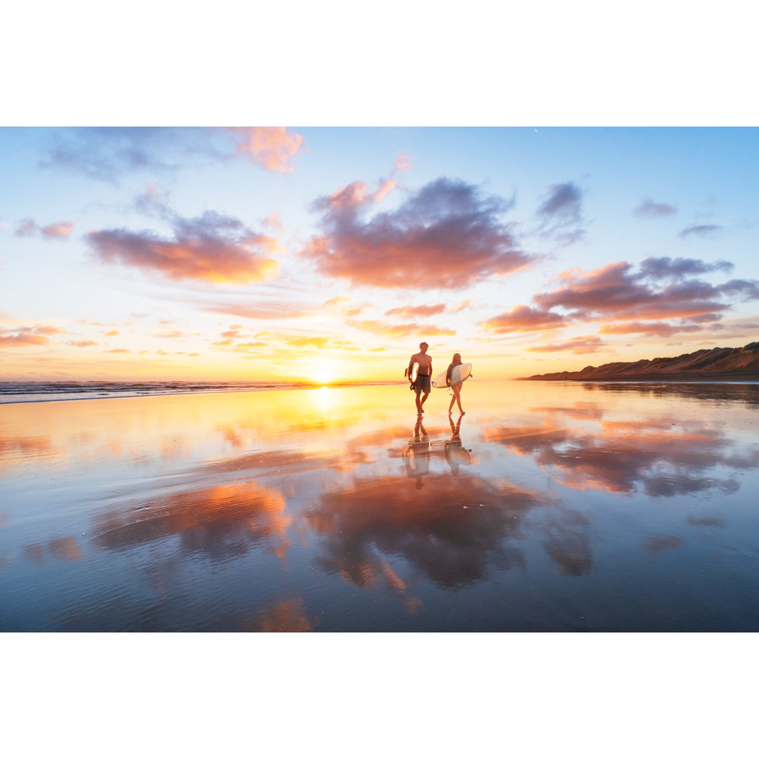 Surfer Couple von Nazar_ab - Kunstdrucke auf Leinwand ohne Rahmen