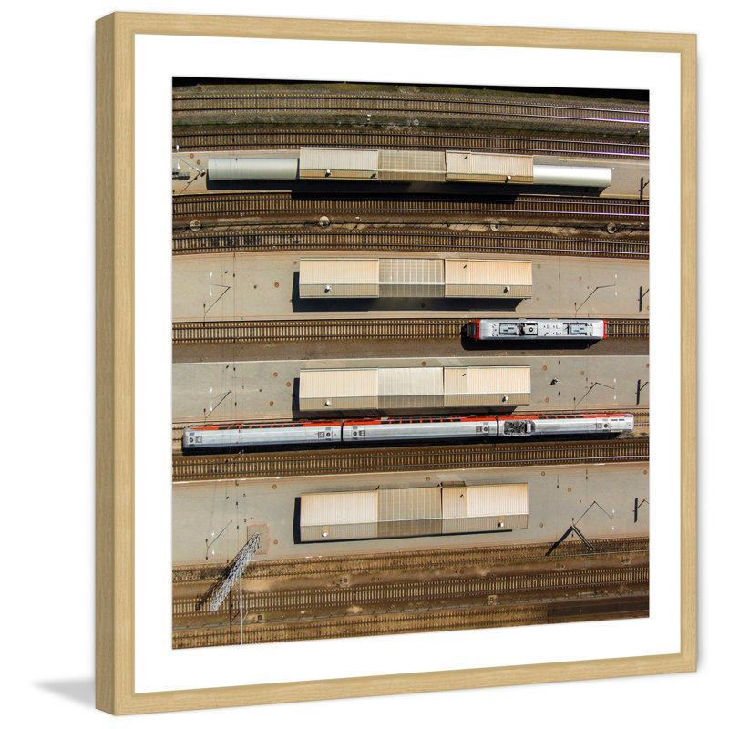 « trains » par karolis janulis, reproduction de photo encadrée, H 18 po x l 18 po x P 1,5 po