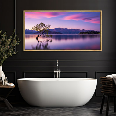 "Lone Tree in Lake at Sunrise", art mural sur toile - Photographie de paysage tranquille pour un décor minimaliste ou inspiré de la nature