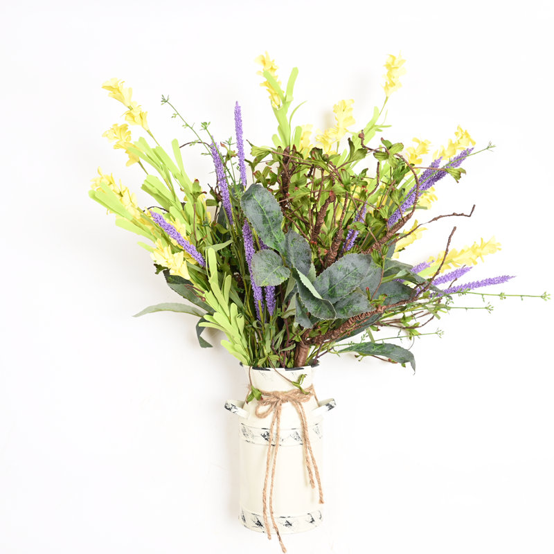 Arrangement floral de baies artificielles dans un vase rétro