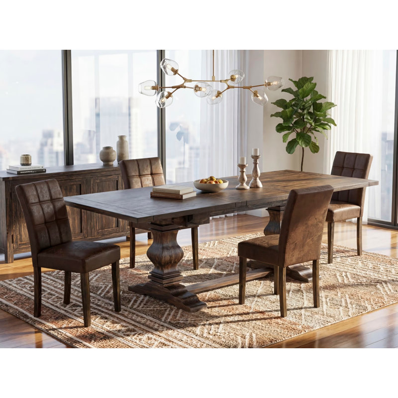 L'ensemble de salle à manger 5 pièces comprend une table en bois et 4 chaises rembourrées en polyester texturé noir, jacobine vieilli
