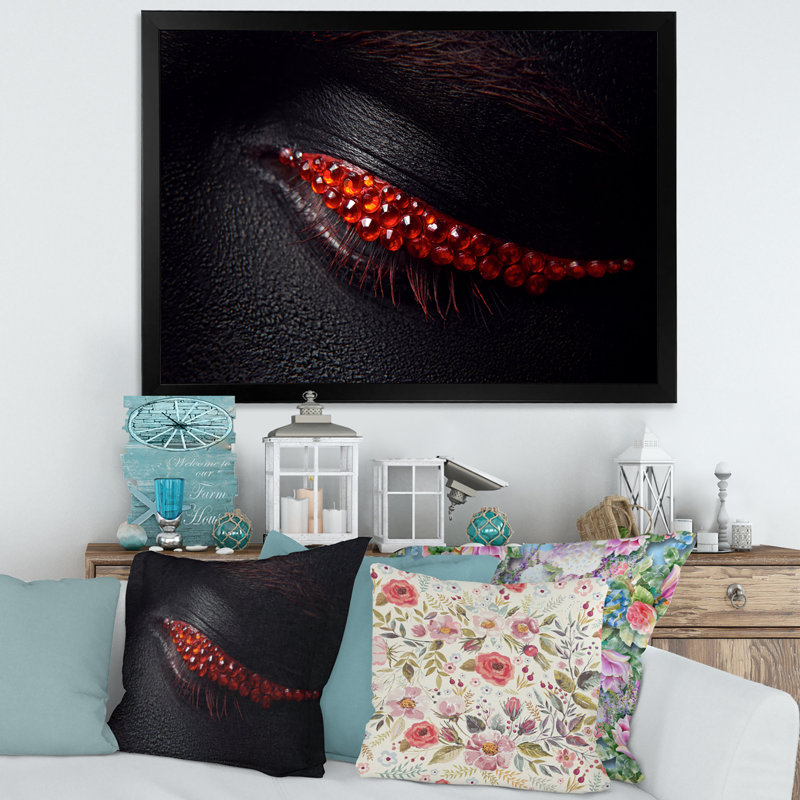 Magnifique œil féminin avec peau noire, diamants rouges - photographie sur toile, H 16 po x l 32 po x P 1,5 po