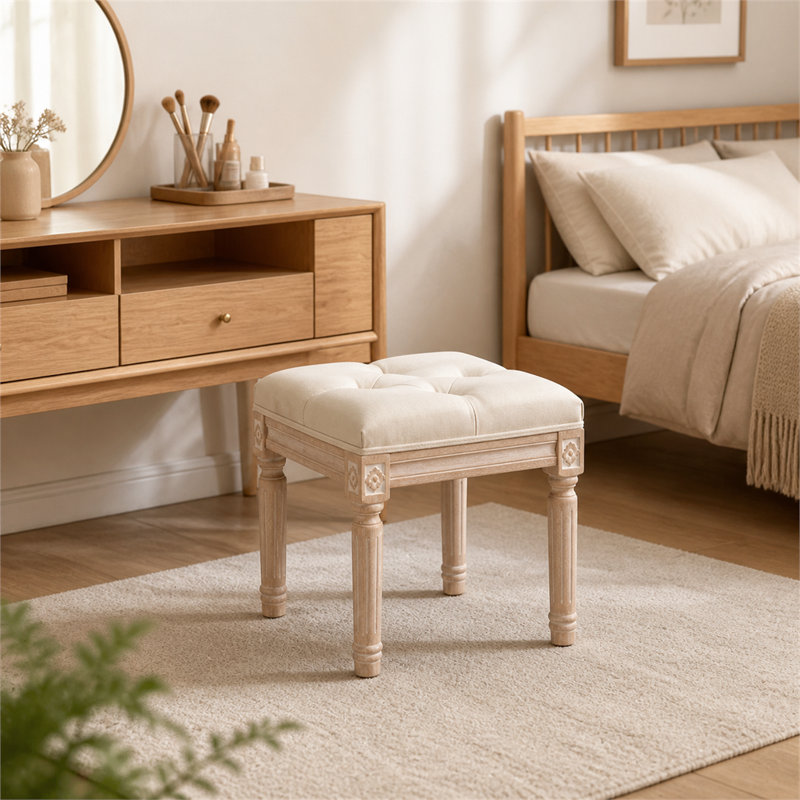 Élégant tabouret d'appoint beige avec pieds sculptés et repose-pieds rembourré avec style classique