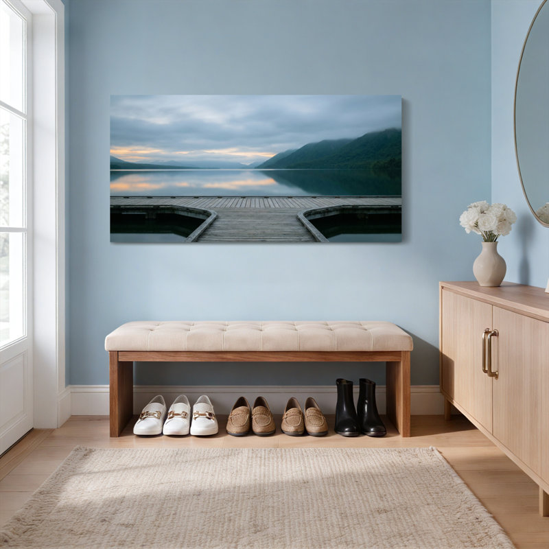 Ensemble de 1 tableau sur toile tendue représentant un quai au bord d'un lac et des montagnes, H 12 po x l 36 po