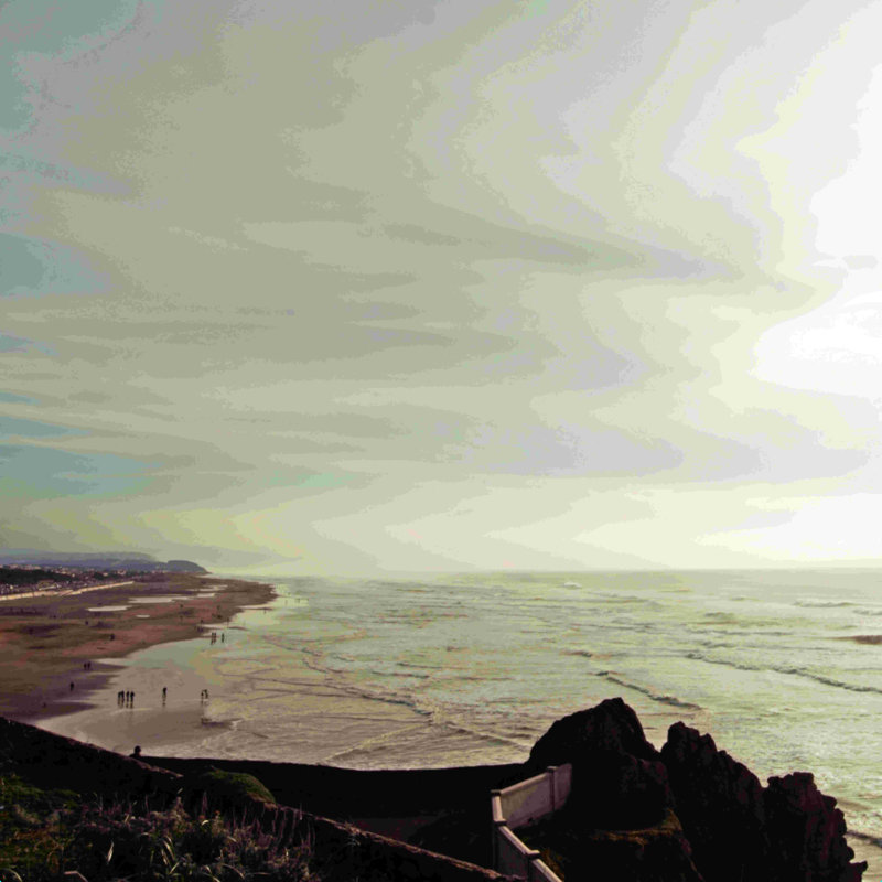 Une journée à la plage - photographie, H 20 po x l 20 po, Non, Toile tendue