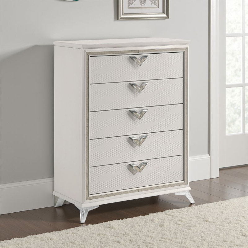 Commode haute Dery, 5 poignées triangulaires en chrome, blanc, or