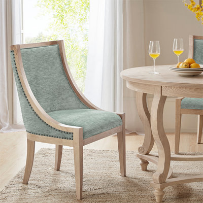 Chaise rembourrée avec garniture cloutée, tissu doux et accoudoirs encastrés pour un style campagnard élégant