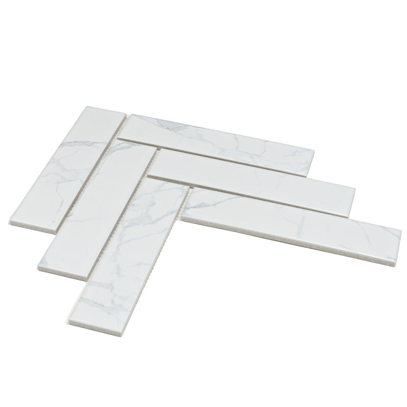 Carreau de mosaïque en porcelaine à chevrons 2 po x 8 po Statuario