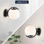 appliques murales de chambre à coucher modernes et noires sur des tables de chevet