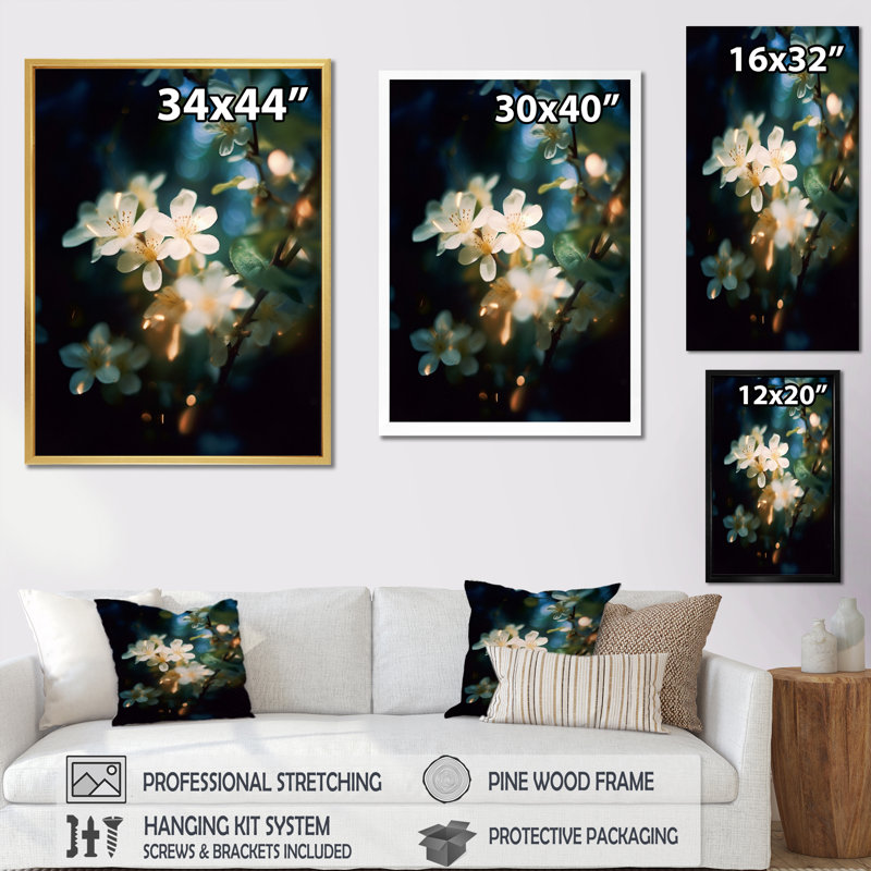 «White Green Jasmin Blossoms» sur toile, Cadre flottant doré, H 44 po x l 34 po x P 1,5 po