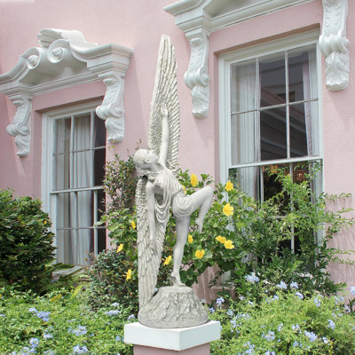 Statue d'ange en quête de ciel