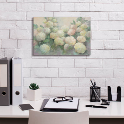 «Annabelle Hydrangeas C» par Julia Purinton, art mural sur toile