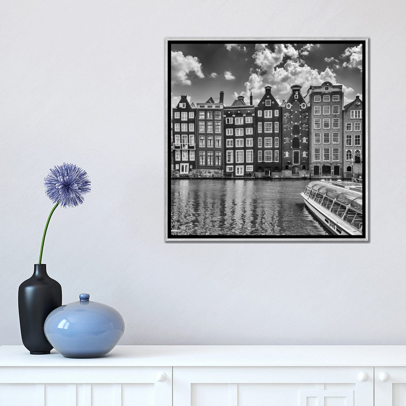Damrak Amsterdam et maisons de danse | Monochrome par Melanie Viola-reproduction de photo, Pas de tapis