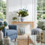 Viburnum et arrangement de magnolia dans un vase décoratif en céramique