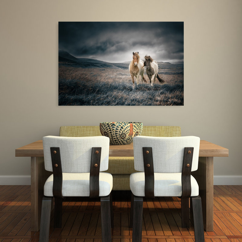 Chevaux sauvages, ciel orageux, art dramatique abstrait contemporain, paysage de montagne