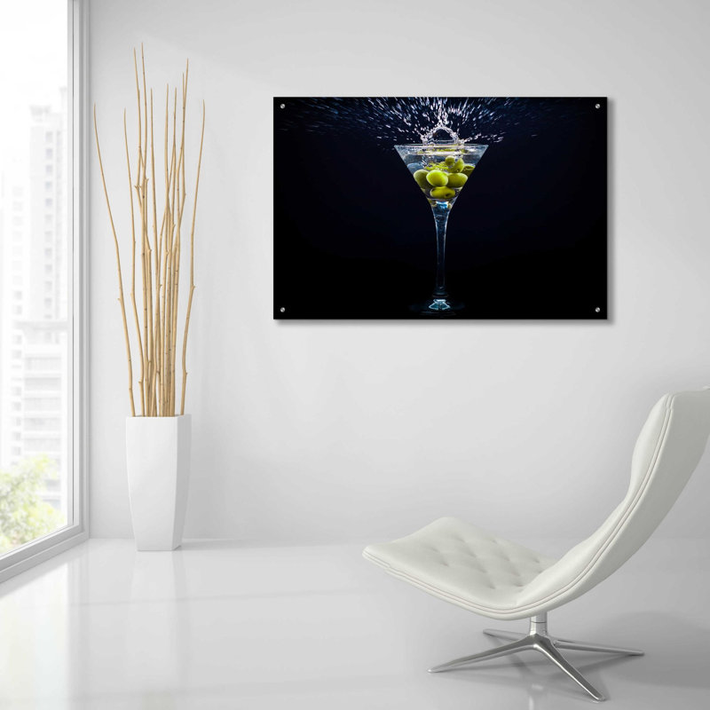 «Dirty Martini Splash» par Epic Portfolio, art mural en verre acrylique, H 24 po x l 36 po x P 0,2 po