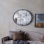 Miroir avec design rond et cadre industriel en métal