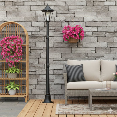 Un grand lampadaire à énergie solaire de 77 pouces avec un corps en aluminium imperméable dans un style de réverbère classique. Il comprend un détecteur de mouvement PIR, offre une intensité lumineuse variable et est conçu pour les jardins, les pelouses, les allées et les allées (finition noire).