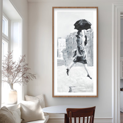 «Woman in the Rain - Black Street Scenery», reproduction encadrée