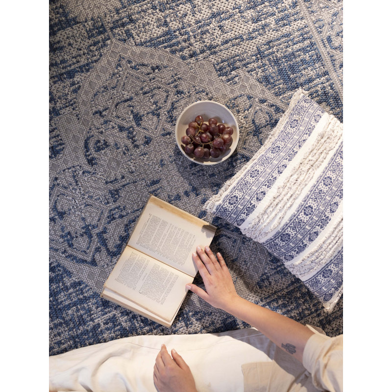 Indoor / Outdoor Rug, Rectangle 5'3" x 7'6"