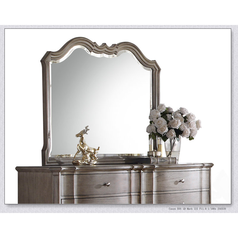 Miroir mural à bord biseauté Chelmsford, élégant et fonctionnel, parfait pour rehausser l'esthétique et la luminosité de n'importe quelle pièce.