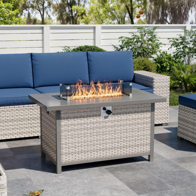 Table d'extérieur pour foyer au gaz en osier pour l'extérieur, foyer d'extérieur au propane 43 000 Btu avec plateau en métal en métal, pare-vent en verre, housse anti-poussière