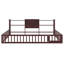 Lit plateforme Montessori avec bibliothèque, plancher en bois, barrières de sécurité et étagères de rangement à 3 niveaux.-1187876428-1187876429