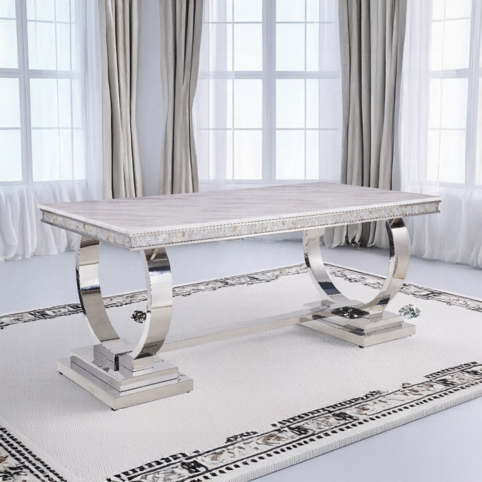 Table de salle à manger ACME Zander, pierre d'ingénierie blanche et finition argentée miroitante