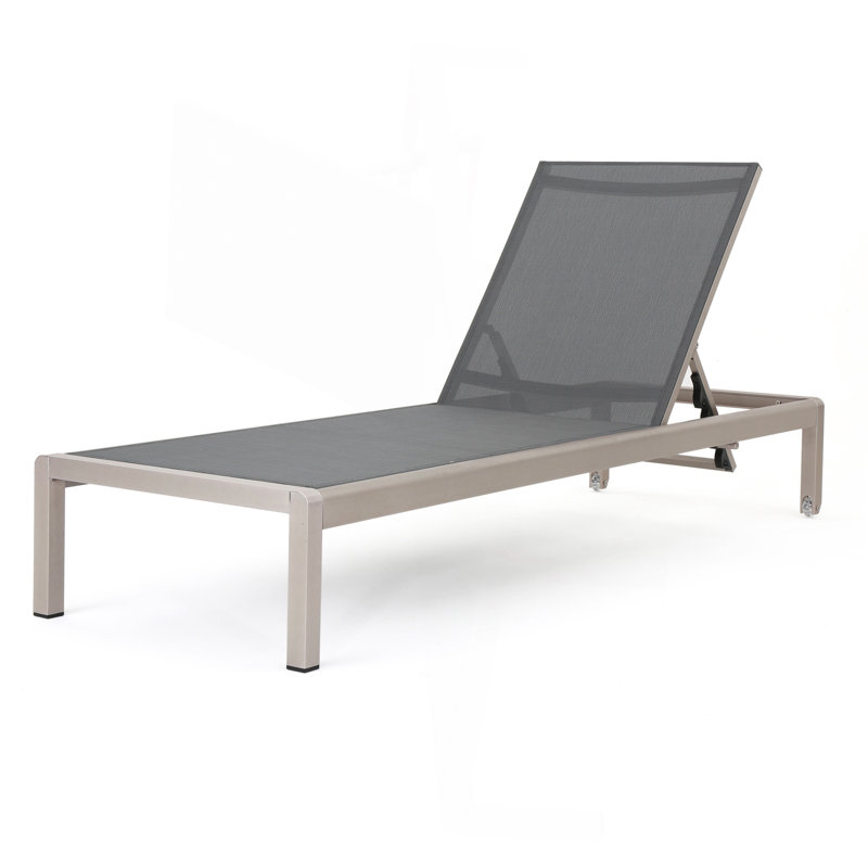 CHAISE LUNGE