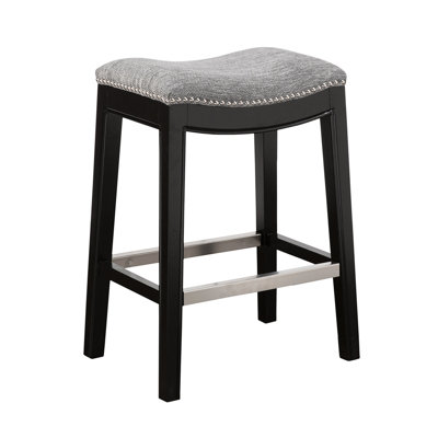 Tabouret de comptoir Saddle avec pattes de bouleau noir élégantes, finition cloutée en bronze antique, plaque de protection en métal, aspect intérieur en mousse haute densité, pieds, gris