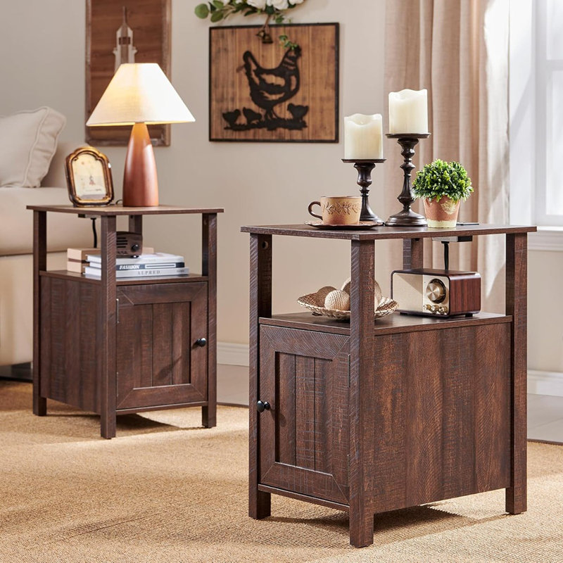 Ensemble de 2 tables de chevet, table de bout avec station de charge, table d'appoint rustique avec porte de grange et tablettes ouvertes, table de chevet avec espace de rangement et armoire de rangement pour chambre à coucher, salon (brun)
