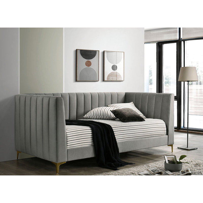 Lit de jour contemporain gris avec capitonnage et pieds en métal doré, hauteur de 30,91 po, profondeur confortable de 81,96 po, prêt pour le matelas