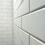 Panneaux muraux de douche WOODBRIDGE en surface solide, 3 pièces, à coller, dimensions : 152,4 cm (L) x 91,4 cm (P) x 190,5 cm (H). Ajustables, installation rapide, épaisseur : 3,5 mm, blanc mat, joint gris foncé, motif de carreaux texturés, WWH-603675-S-M-135966732
