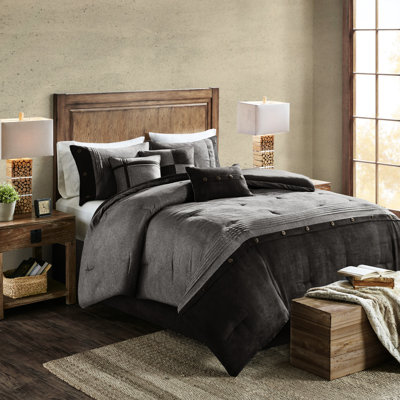 Couette 7 pièces en suédine grise pour lit king size avec détails brodés et coussins décoratifs imprimés doux