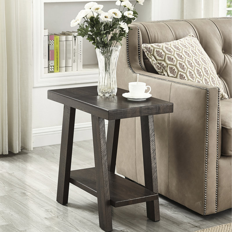 Table d'appoint contemporaine avec tablette en bois au fini patiné, plateau de table rectangulaire, aspect des pieds évasés, bois, l 23,5 po x P 14 po et H 22 po. Compartiment de rangement supplémentaire d'apparence extra