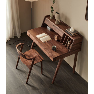 Ensemble de bureau et de chaises en bois massif de petite taille
