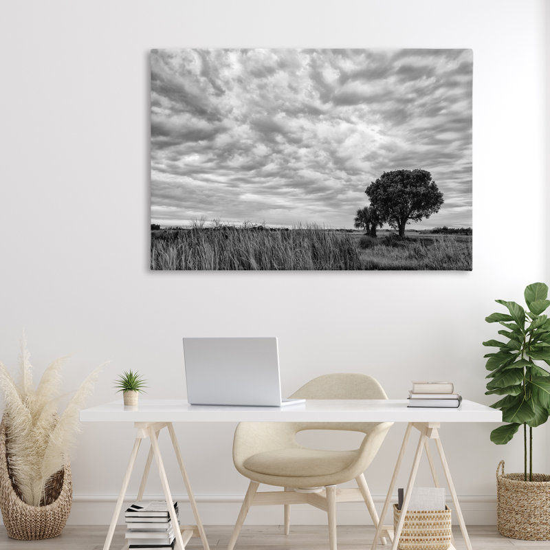 Toile solitaire sous les nuages, conception de Jon Evan, H 30 po x l 45 po