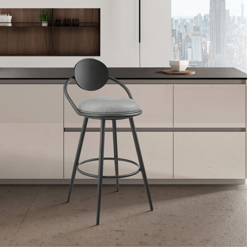 Tabouret de bar pivotant de 26 po en fer noir avec similicuir gris rétro et dossier en bois noir