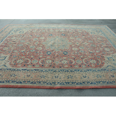 Élégant tapis turc à motif floral en corail et beige pour une décoration traditionnelle
