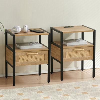 Ensemble de tables de bout avec rangement Brodyn et prises intégrées