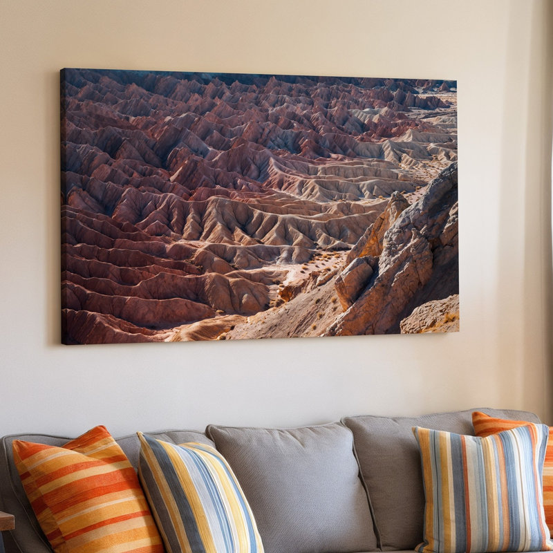 Toile, vue aérienne d'un paysage désertique accidenté présentant des motifs complexes, art rupestre érodé et textures de sable, art mural