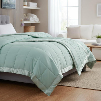 Couverture légère en duvet synthétique avec bordure en satin, couleur écume de mer, format grand/queen