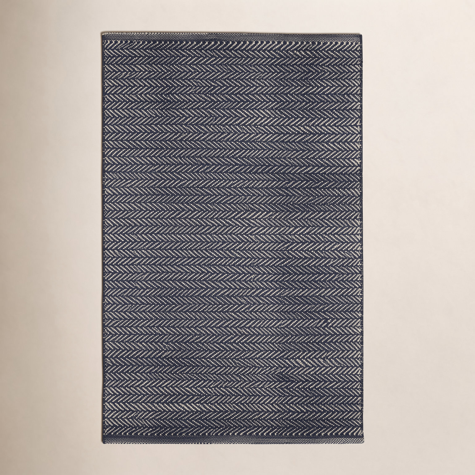 Herringbone Pearl Hand-Woven Outdoor Rug, Runner 2'6" x 8', Pearl Gray/White