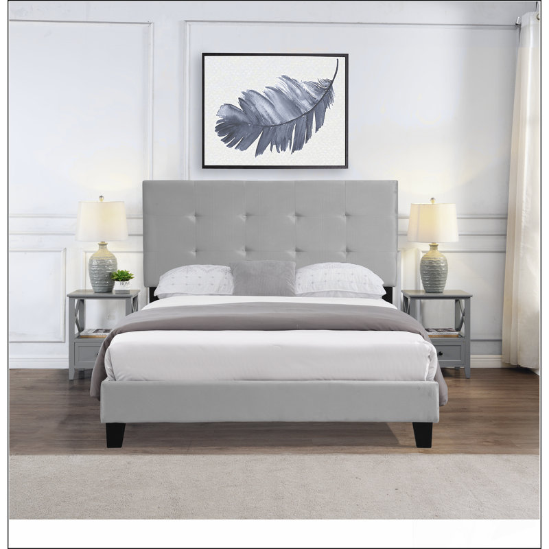Structure de lit plateforme tapissier avec tête de lit capitonnée tirant, combinant style et confort pour une expérience de chambre à coucher luxueuse