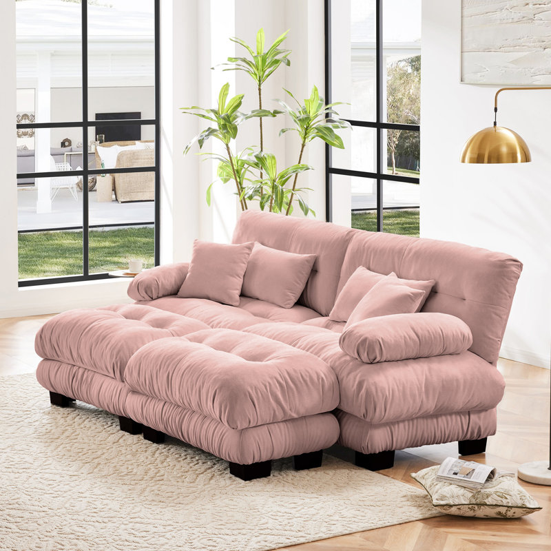Chenille rose pour le salon: 2 places avec coussins d'apparence nuageuse, repose-pieds et coussins assortis