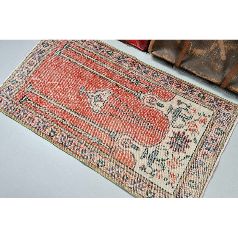 Tapis turc rétro tissé à la main avec motif floral en rouge pour une petite décoration antique unique